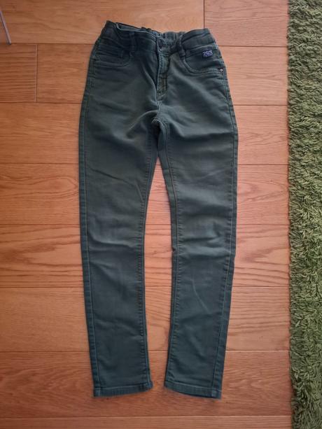 Tmavoolivove teple rile, chapter young,158