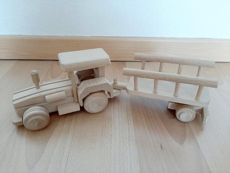 Dreveny traktor s vleckou,