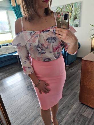 Kvetovaná blúzka s volanom, s