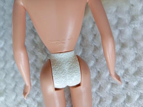 Retro barbie s náušnicami, 