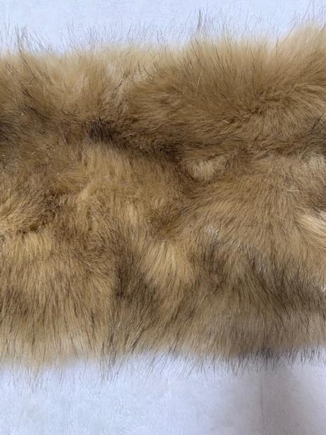 Svetlohnedý nákrčník,