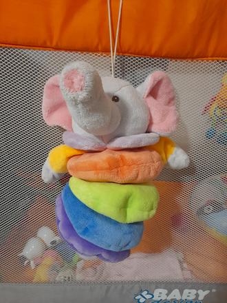 Hrajúci veľký závesný sloník, 