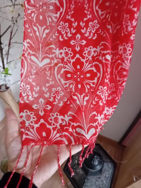 Červená šatka so strapcami, gate