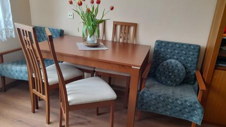 Jedálenský stôl so stoličkami,