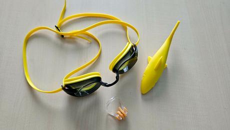 Speedo okuliare, štipec na nos a hračka žralok, 