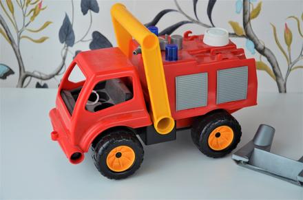 Hasičské auto striekajúce vodu,