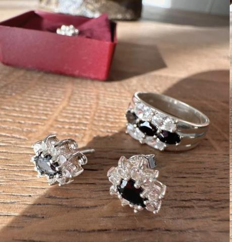 Krasny strieborny set c ciernymi a bielymi kristal, 