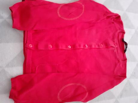 Cerveny svetrik na gombiky, 116