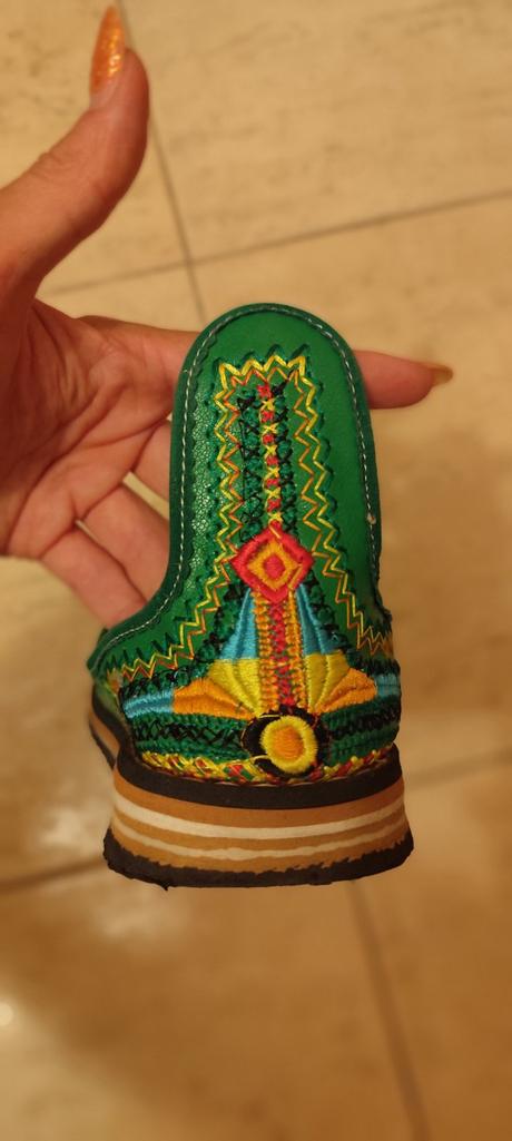 Vyšívané topánočky, 39