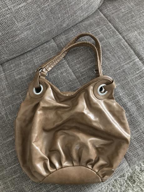 Hneda kabelka, takko