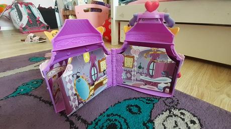 Domček-zámok pre ponnyho,