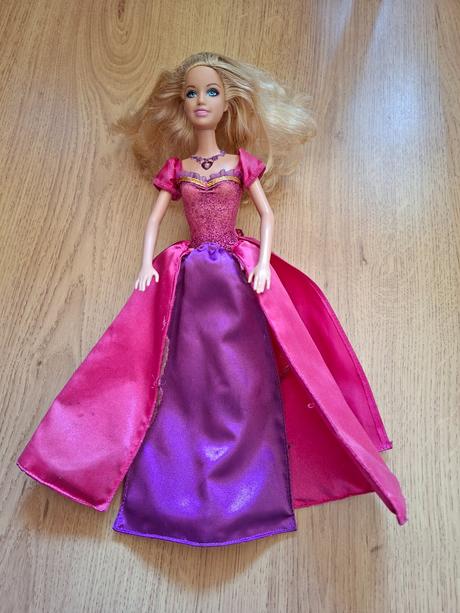 Barbie (výška cca 30 cm), 