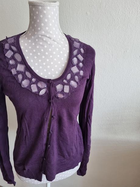 Fialový svetrík s kamienkami m, m