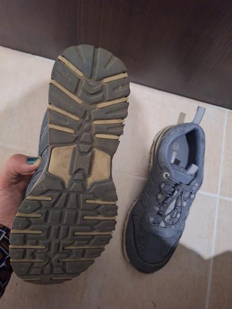 36 turisticke  topanky, graceland,36