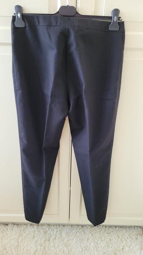 Čierne nohavice s pukmi, 38 / 42