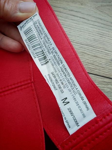 Krásny červený opasok, stradivarius