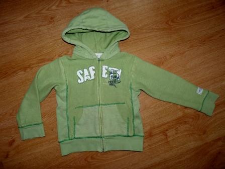 S kapucou a napisom, 104