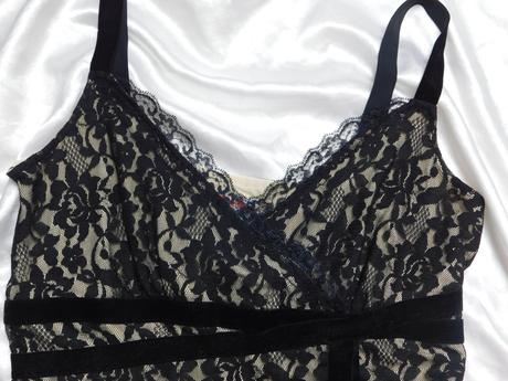 Pekne čipkovane šaty, 38