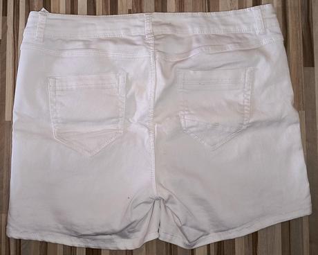 Pekné biele kraťase v.40, takko,40