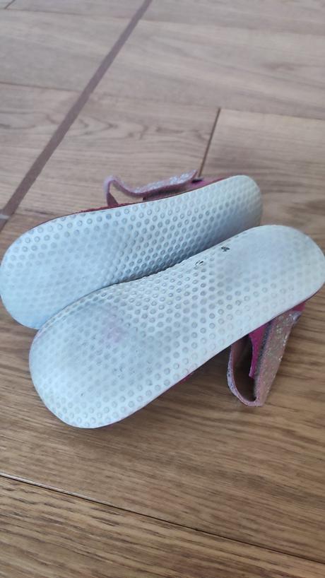 Okbare sandálky, 28