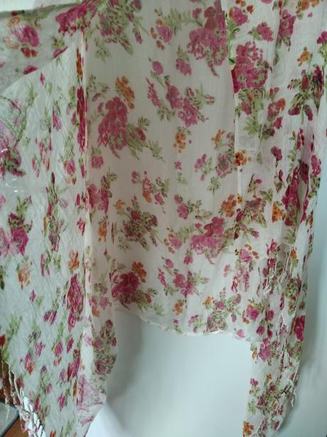 Kvietkovaný šál na leto,