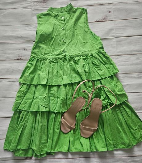 Krásne zaujímavé bohaté šaty, s