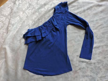 Modre tričko na rameno s volánom, s