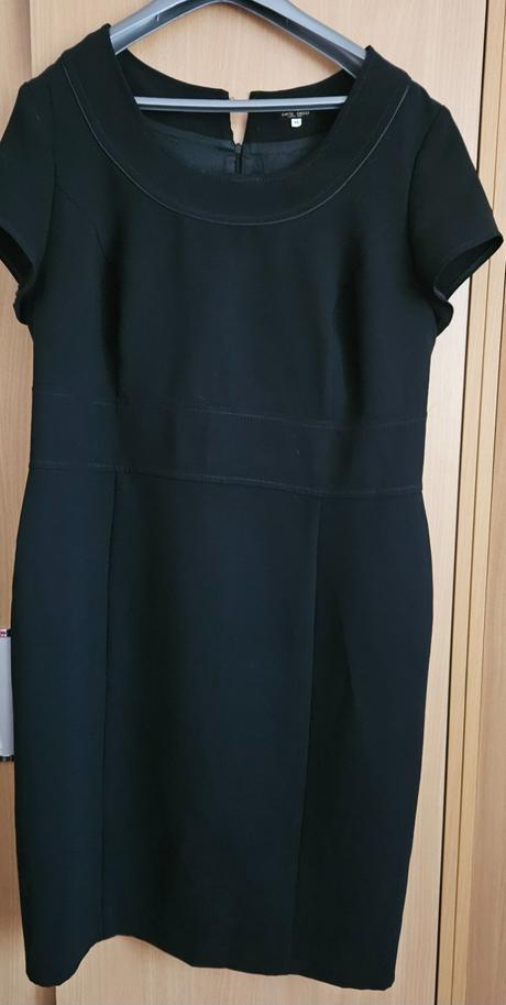 Značkové šaty, 44