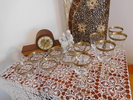 Staré poháre so zlatým ozdobným lémom, 