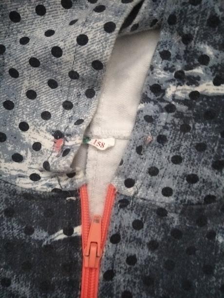 Bodkovana mikina, 158