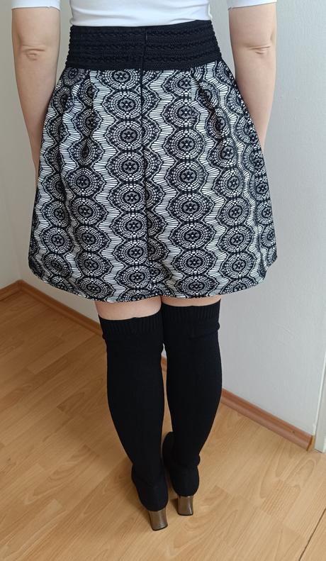 Spoločenská puzdrová sukňa s vyšívaným vzorom, m