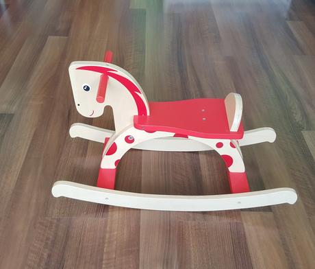 Krásny hojdací koník,