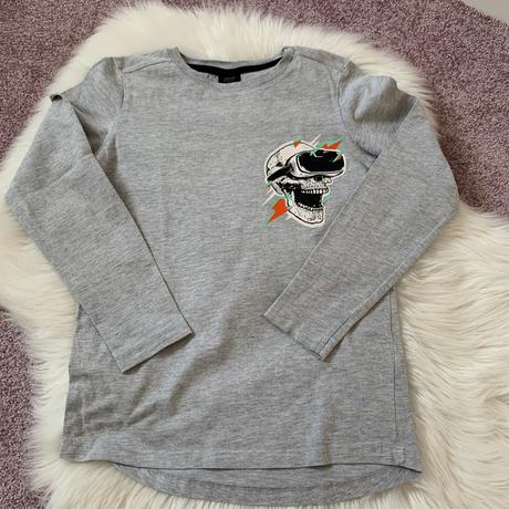 Šedé tričko s lebkou, chapter young,134