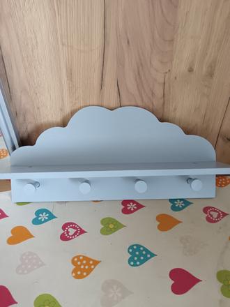 Šeda polička už aj s poštou,