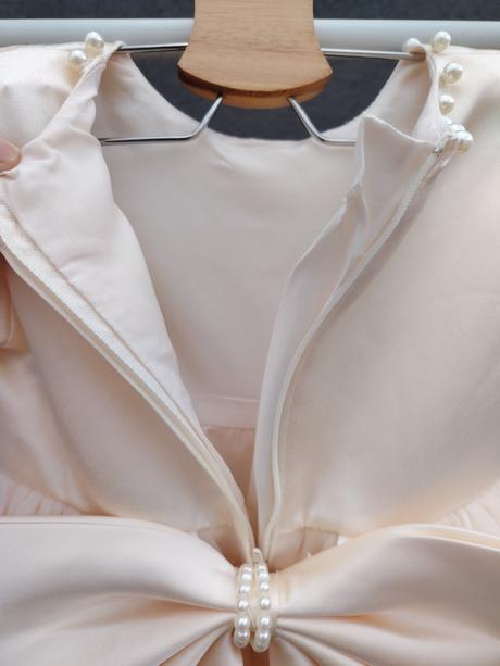 Béžové princeznovské šaty s krátkym rukávom, 92