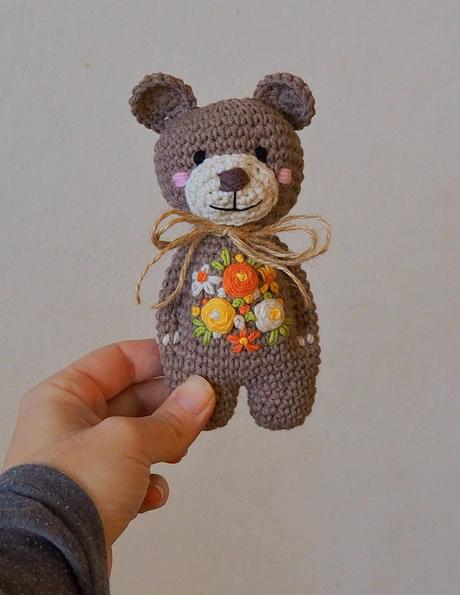 Macko s vyšívanými kvietkami 14cm - rôzne farby, 