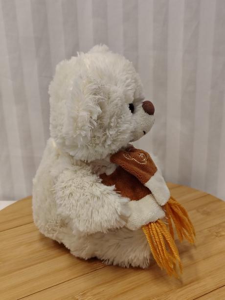 Plyšový medvedík v sede so zimným šálom, 20 cm,