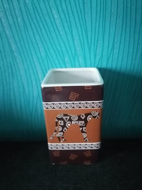 Váza alebo, stojan na perá, štetce, zubné kefky., 