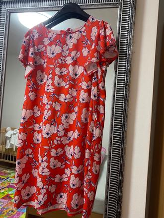 Červené šaty s kvetinovým vzorom, 42