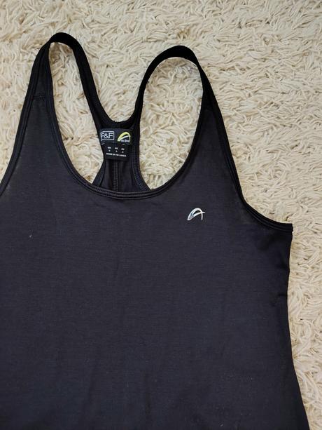 Neónovo ružové a čierne tielko na šport, puma,s