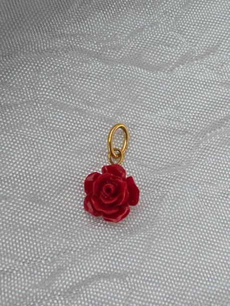 Prívesok ruža s pozlátenými detailami, 