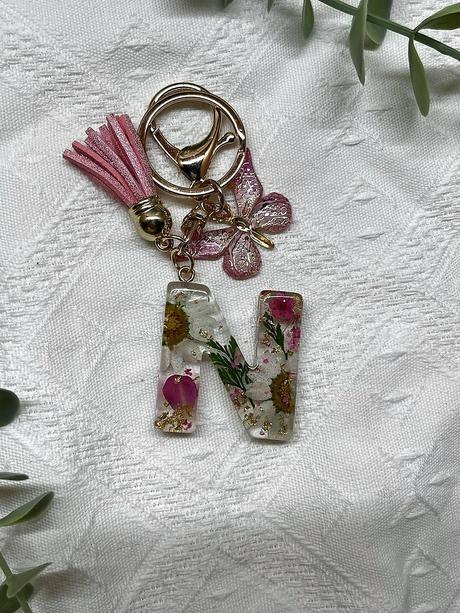 Ručne vyrobené živicové kľúčenky, 