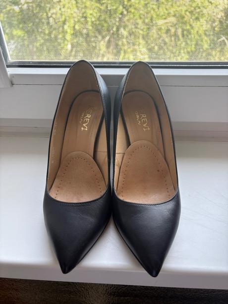 Čierne lodičky, 37