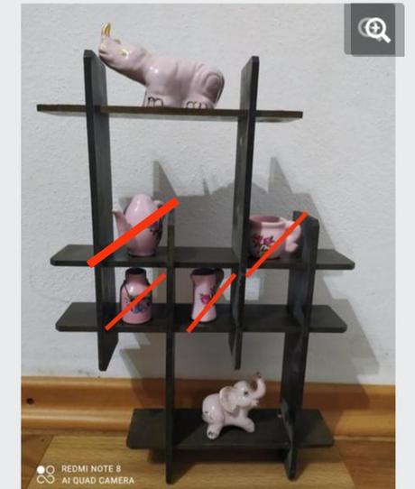 Poličky s miniaturkami,