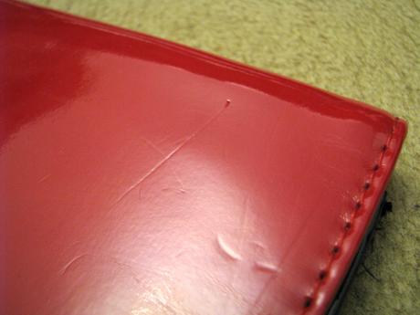 Čierno-červená lakovaná kabelka,