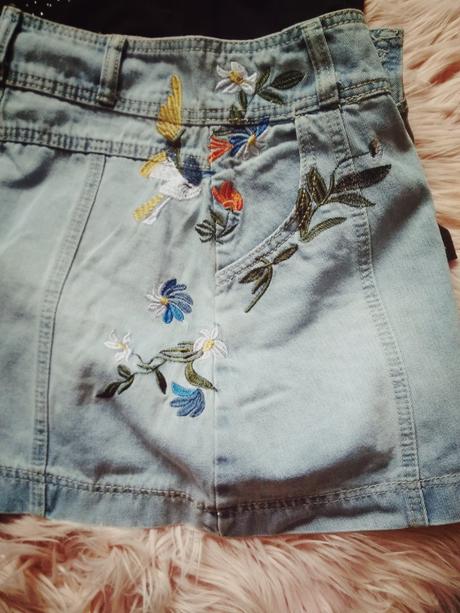 Sukňa s výšivkou, 32