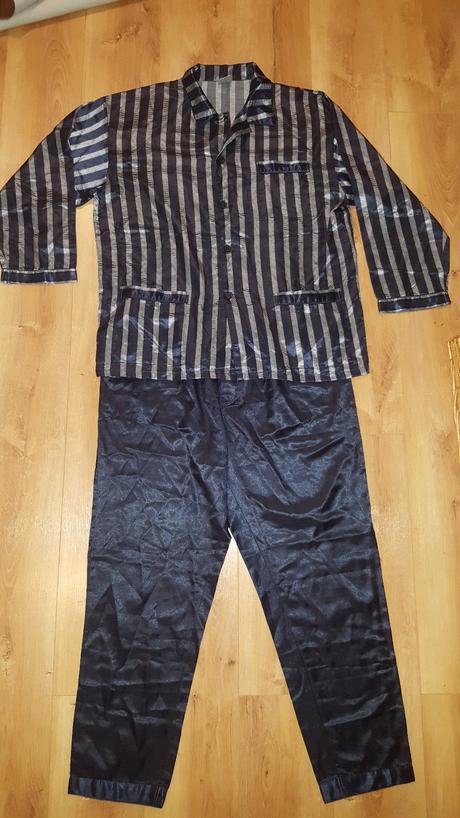 Saténové pyžamo, 52