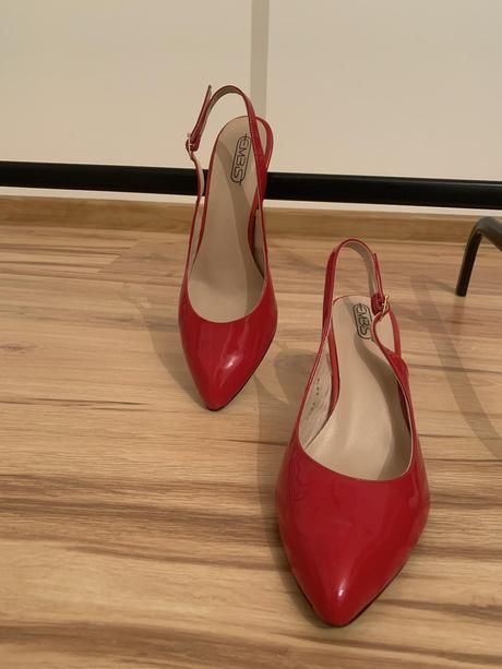 Červené lodičky, 40