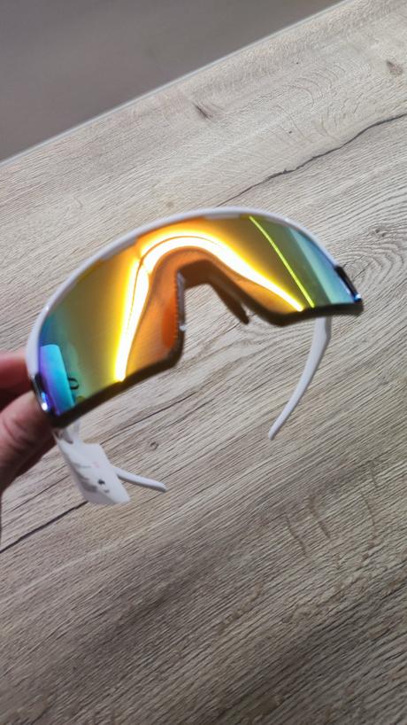 Slnečné športové okuliare,