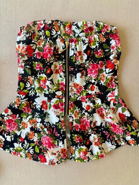 Kvetinový korzetový top s peplum strihom, s